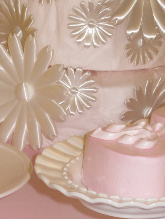 White sculpted flowers and a pastel pink cake, the inspiration for Puella Aeterna